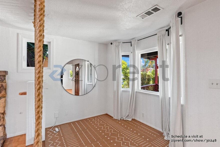 Building Photo - Unit