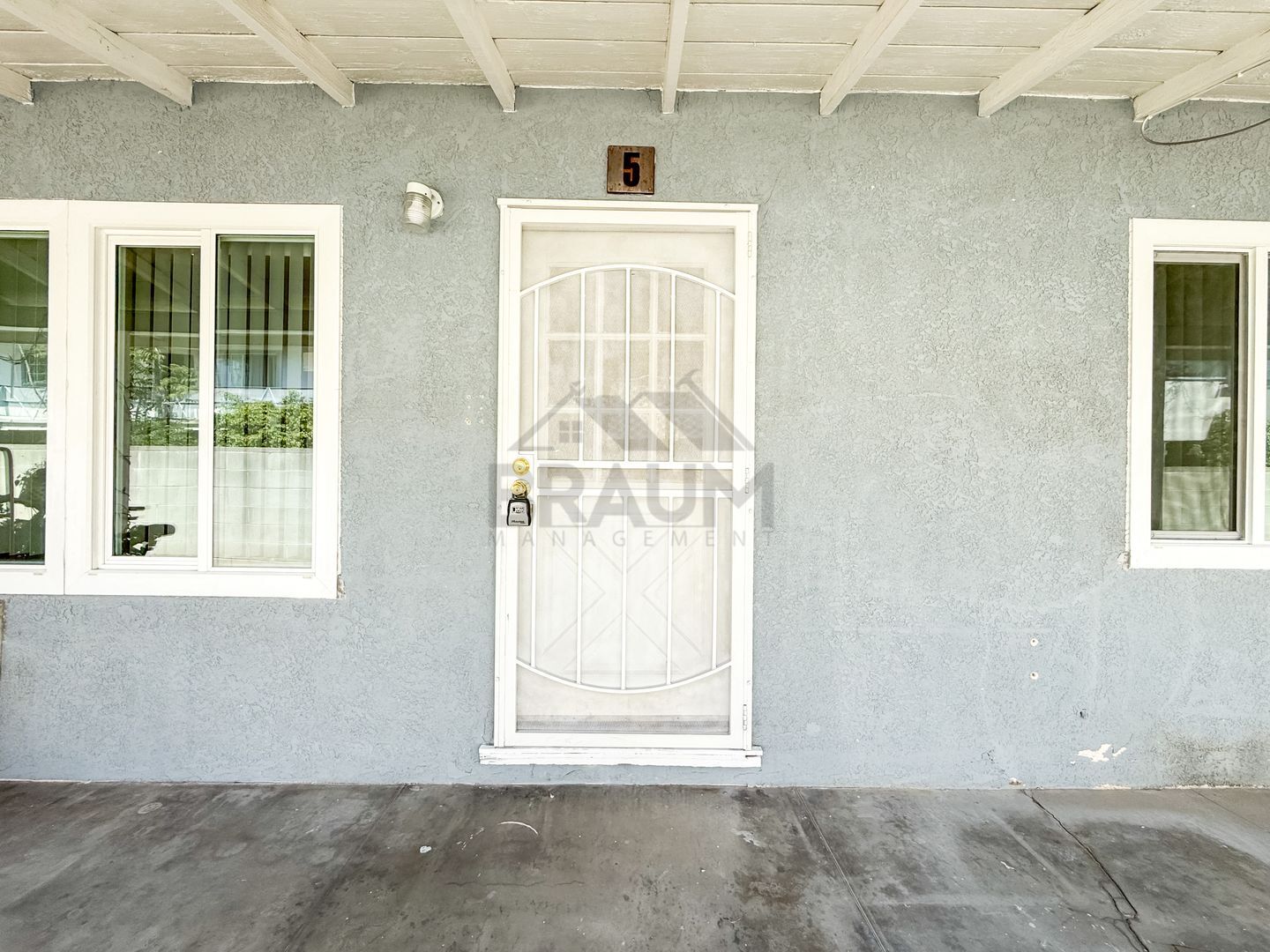 Building Photo - 15550 Vanowen St