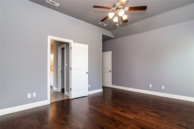Building Photo - 1201 SW Willowbend Ave