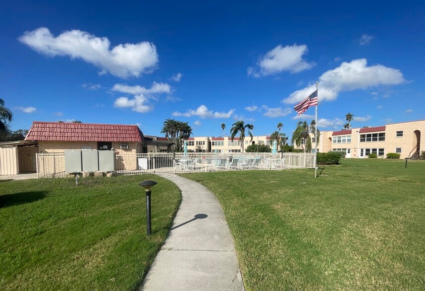 Building Photo - 218 Dogwood Cir