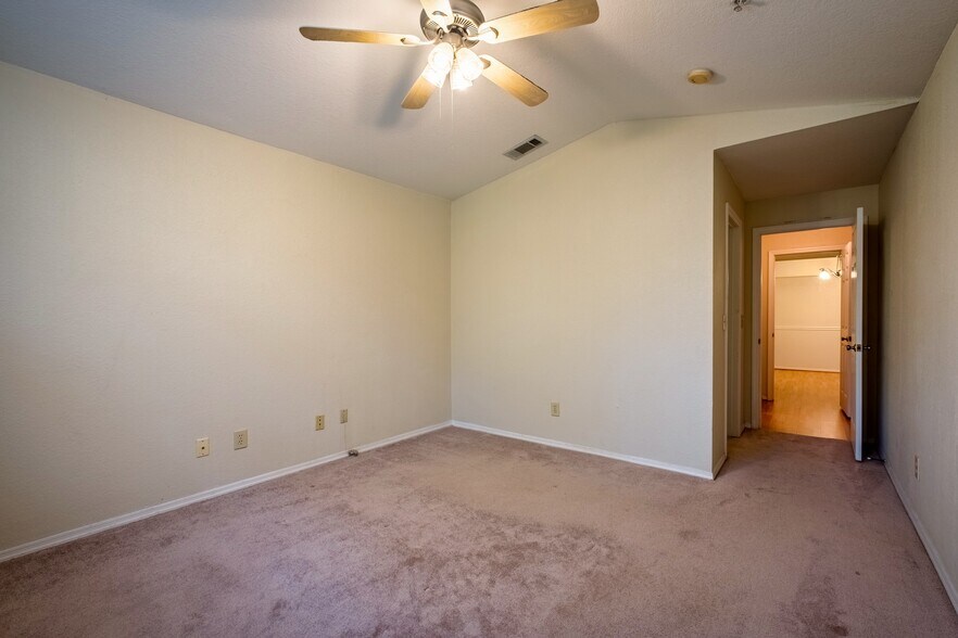 Building Photo - 13810 Sutton Park Dr N