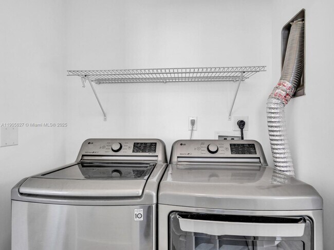 Building Photo - 725 NE 22nd St