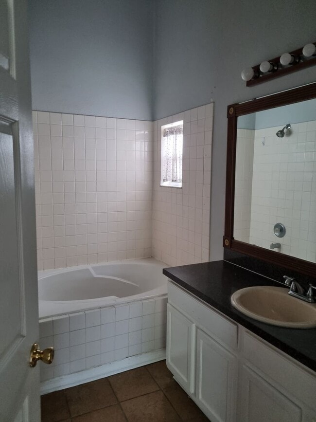 Building Photo - 3 Bedroom 2 Bath home in St. Cloud for RENT!
