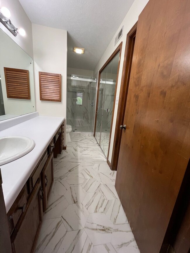 Building Photo - 3 Bedroom Condo
