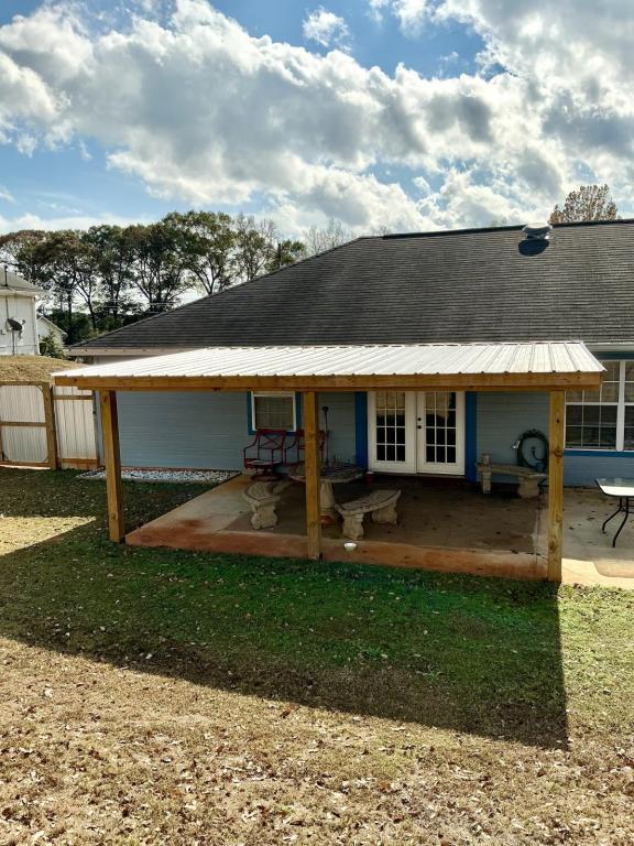 Building Photo - 617 Green Dr