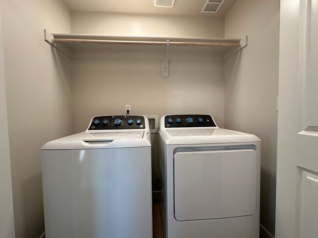 Building Photo - 3bed, 2bath 1,148sq.ft. 2car garage home i...