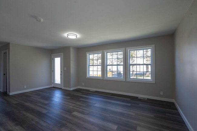 Building Photo - Newly renovated 3 bed and 1 bath house in ...