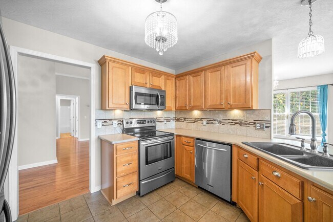 Building Photo - Pet Friendly Three Bedroom with Bonus!