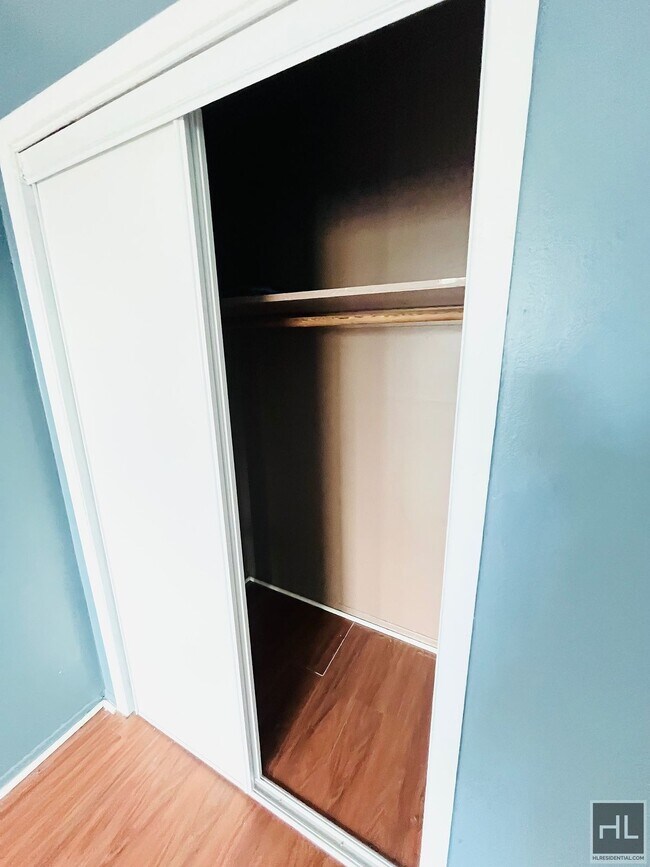 Building Photo - Your Charming & Spacious 3 Bed Apartment! ...