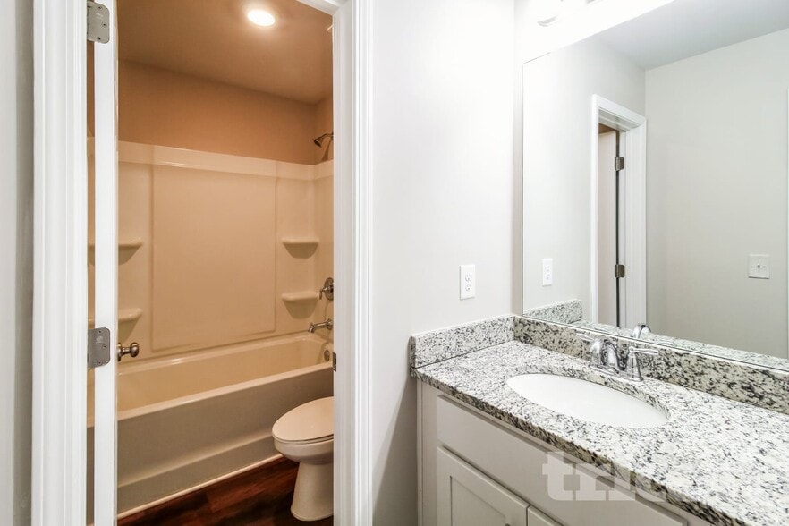 Building Photo - 2867 McKenzie Dr