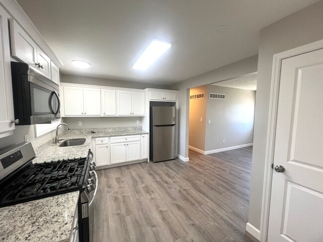Building Photo - Beautifully updated 3 Bedroom 1 Bath Home ...