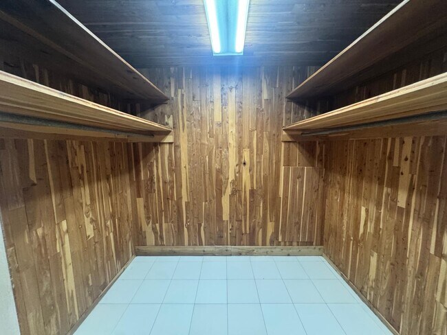 Building Photo - 302 Huisache Dr