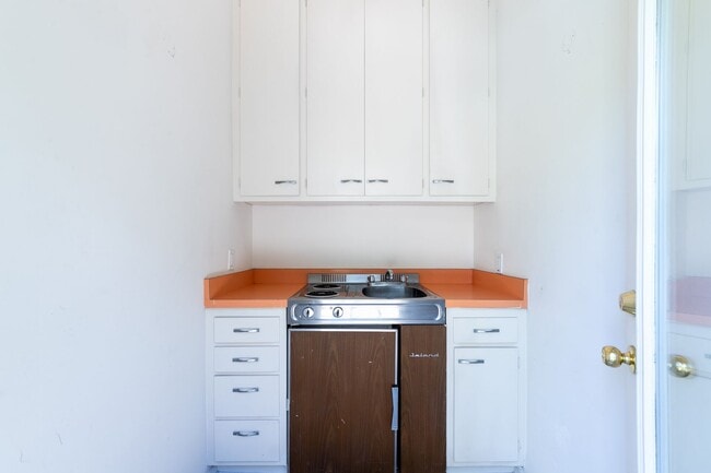 Building Photo - Alto Cedro Estate Lease