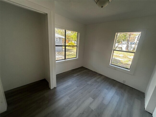 Building Photo - 516 S 11th St