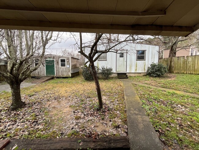 Building Photo - Welcome to this charming 3-bedroom, 1-bath...