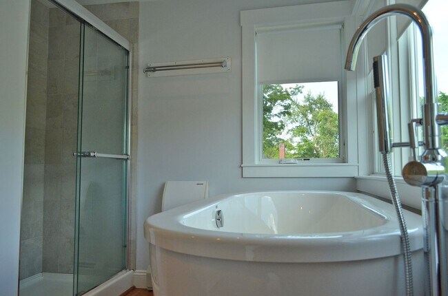 Building Photo - Annisquam Rental on the Water: Chester Square