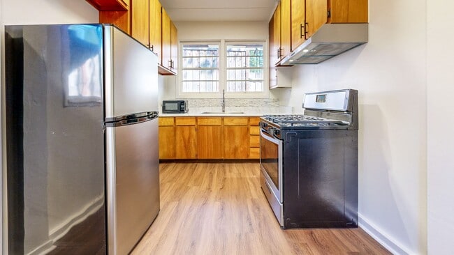 Building Photo - Cozy and Spacious 1 Bedroom 1 Bathroom Cottage! Landscaping and Garbage Included!