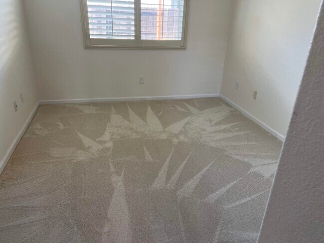 Building Photo - 1112 Park W Dr