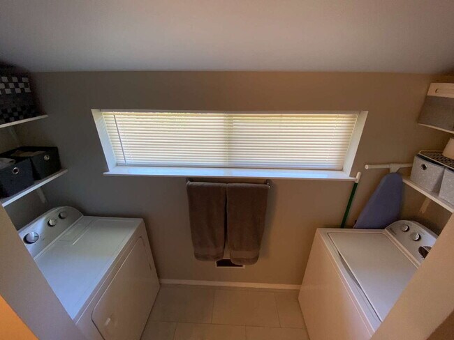 Building Photo - Quiet 3-Bed, 1.5-Bath Home with Large Encl...