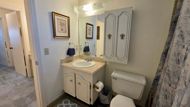 Building Photo - 701 Poinsettia Rd