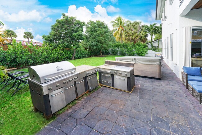 Building Photo - 2609 Center Ave