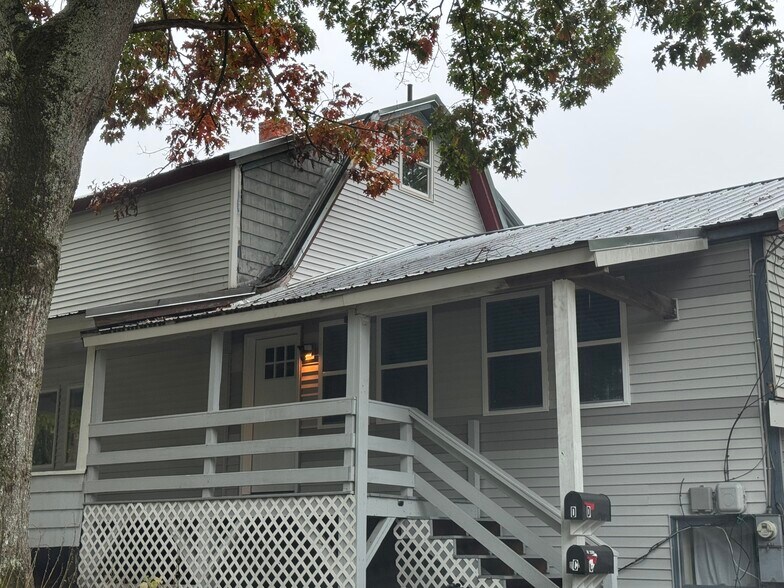 Private entry - 25 Maple St