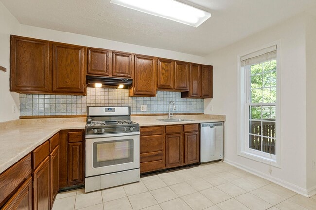 Building Photo - Bright & Cheery 2 BR 2 Bath Unit Available...