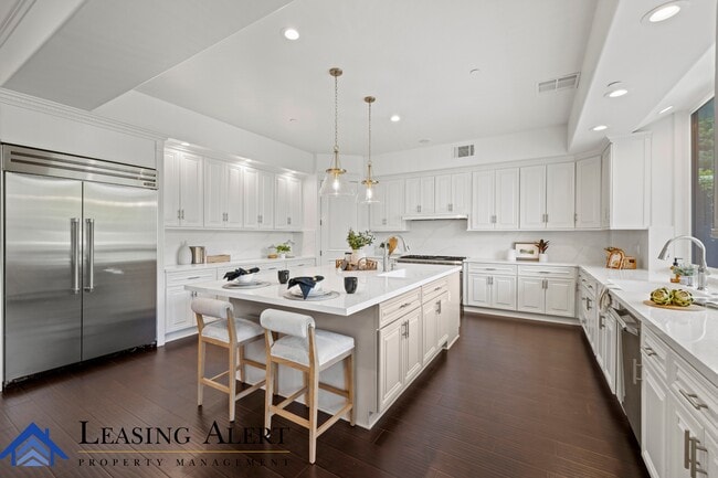 Building Photo - 5011 Hayvenhurst Ave