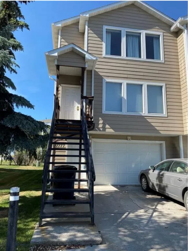 Primary Photo - 4 Bedroom Townhome in Hawks Ridge