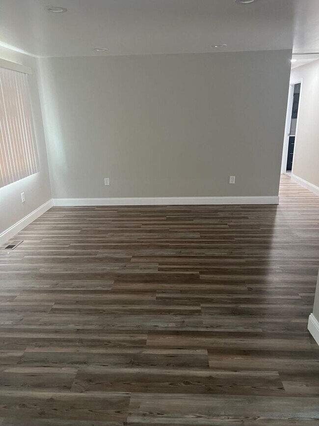 Building Photo - fully renovated 3 bedroom