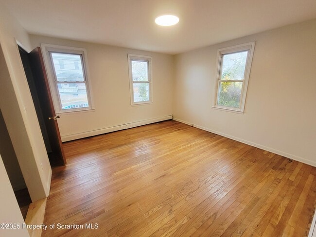 Building Photo - 940 E Elm St