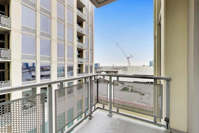 Building Photo - 720 N Larrabee St