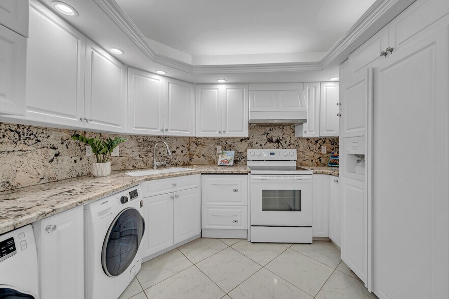 Building Photo - 4020 Galt Ocean Dr