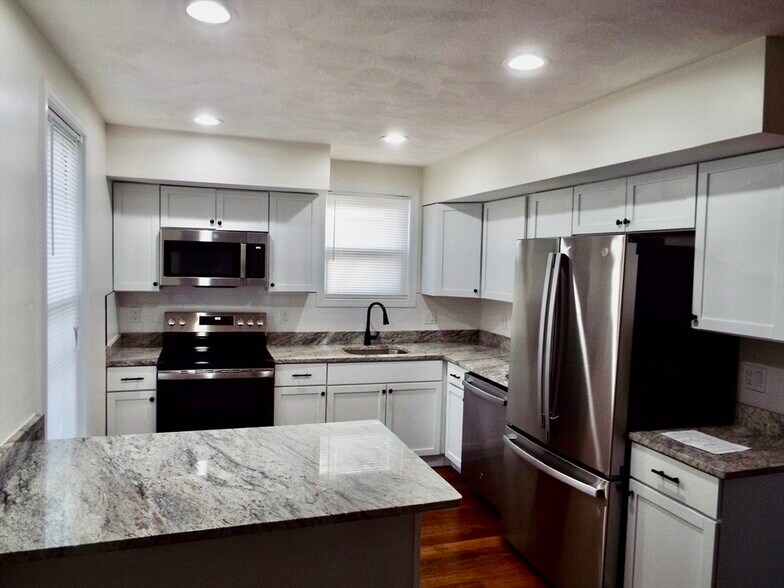Building Photo - 92 Rockland St