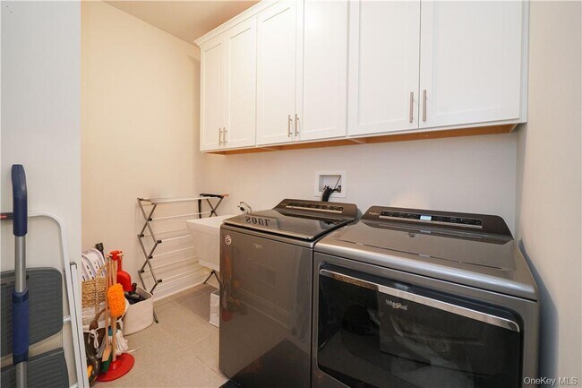 Building Photo - 20 Deforest Dr