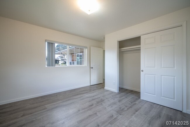 Building Photo - $2645 / 2br- 856ft2 - 2br/1ba Duplex, Incl...