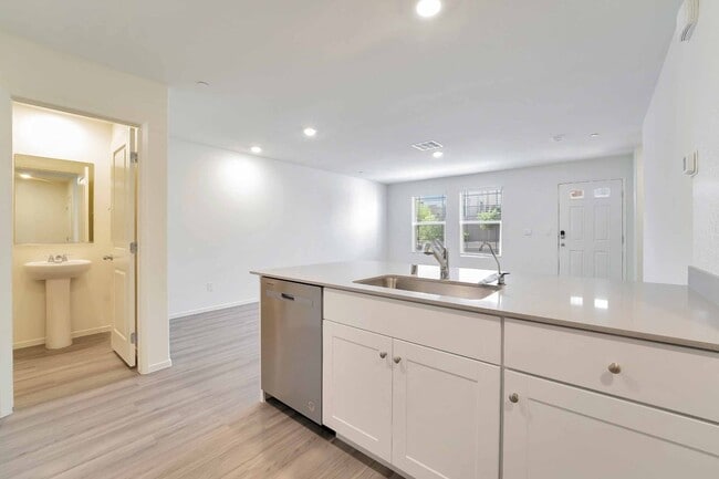 Building Photo - Modern Elegance in Inspirada!