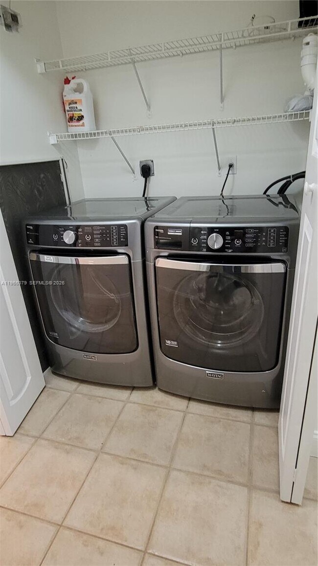 Building Photo - 4976 Leeward Ln