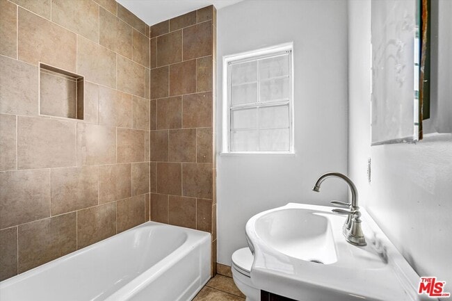 Building Photo - 820 S Grevillea Ave