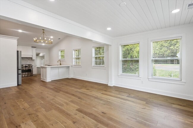 Building Photo - Newly Renovated Coastal Cottage for Lease!