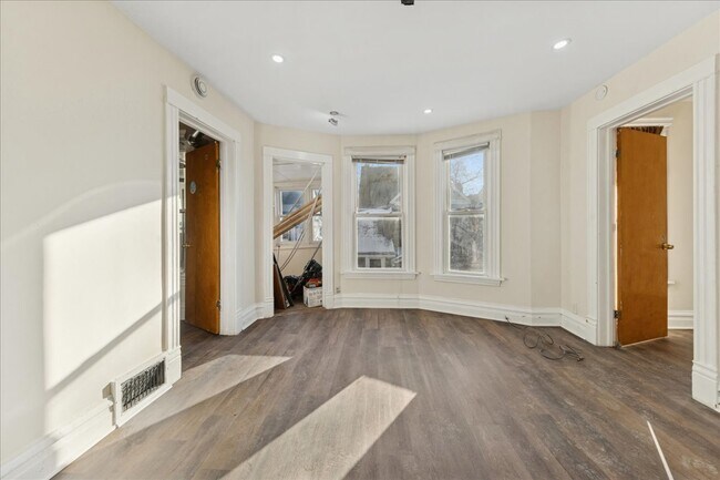 Building Photo - 2144 W Montrose Ave