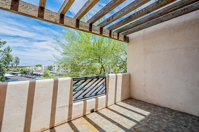 Building Photo - Walking Distance to ASU!