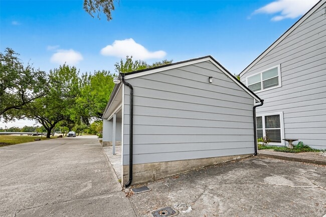 Building Photo - 711 Worthshire St
