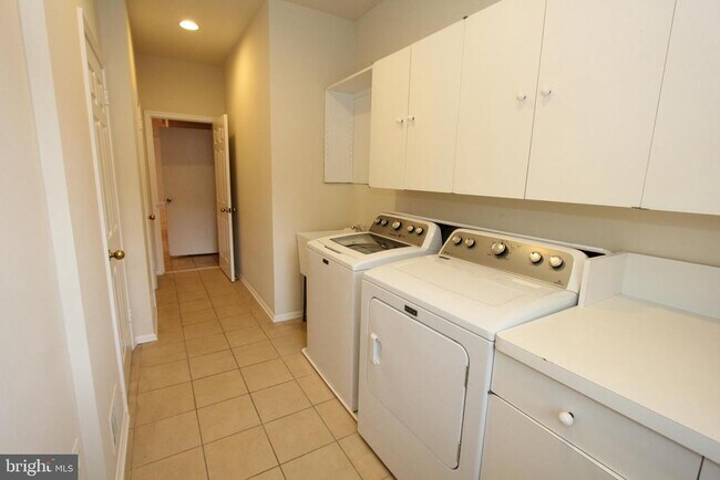 Building Photo - 10208 Sorrel Ave