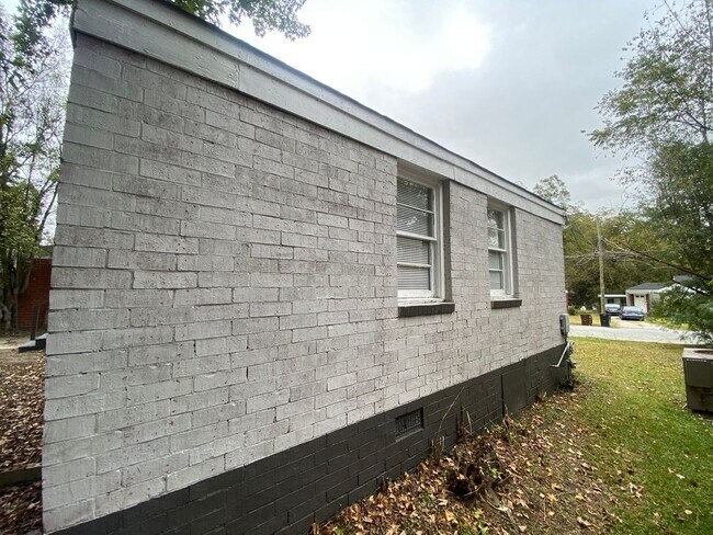 Building Photo - **ON HOLD**Total Electric 2 Bedroom / 1 Ba...