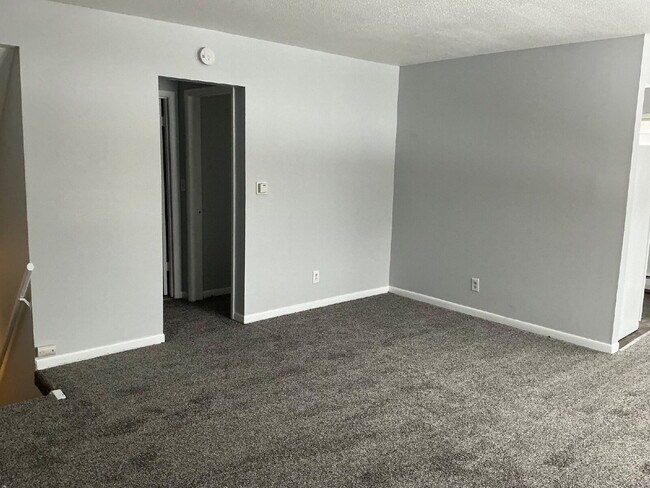 Building Photo - Spacious One-Bedroom unit on Pullman Ave!