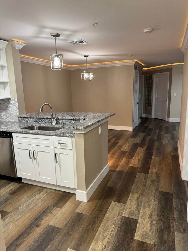 Building Photo - 1919 Summer Club Dr