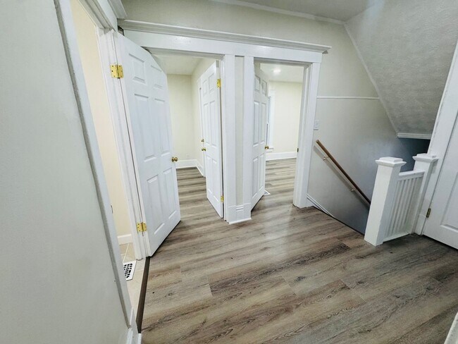 Building Photo - Charming 4-Bedroom Property in Prime Location