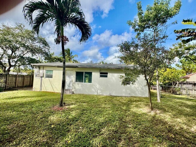 Building Photo - 2546 Scott St