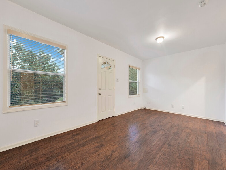 Building Photo - 2677 Rich St